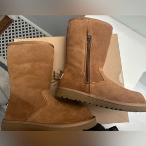 UGG Kids Lil Sunshine Suede Boots Sz. 2 New in Box!